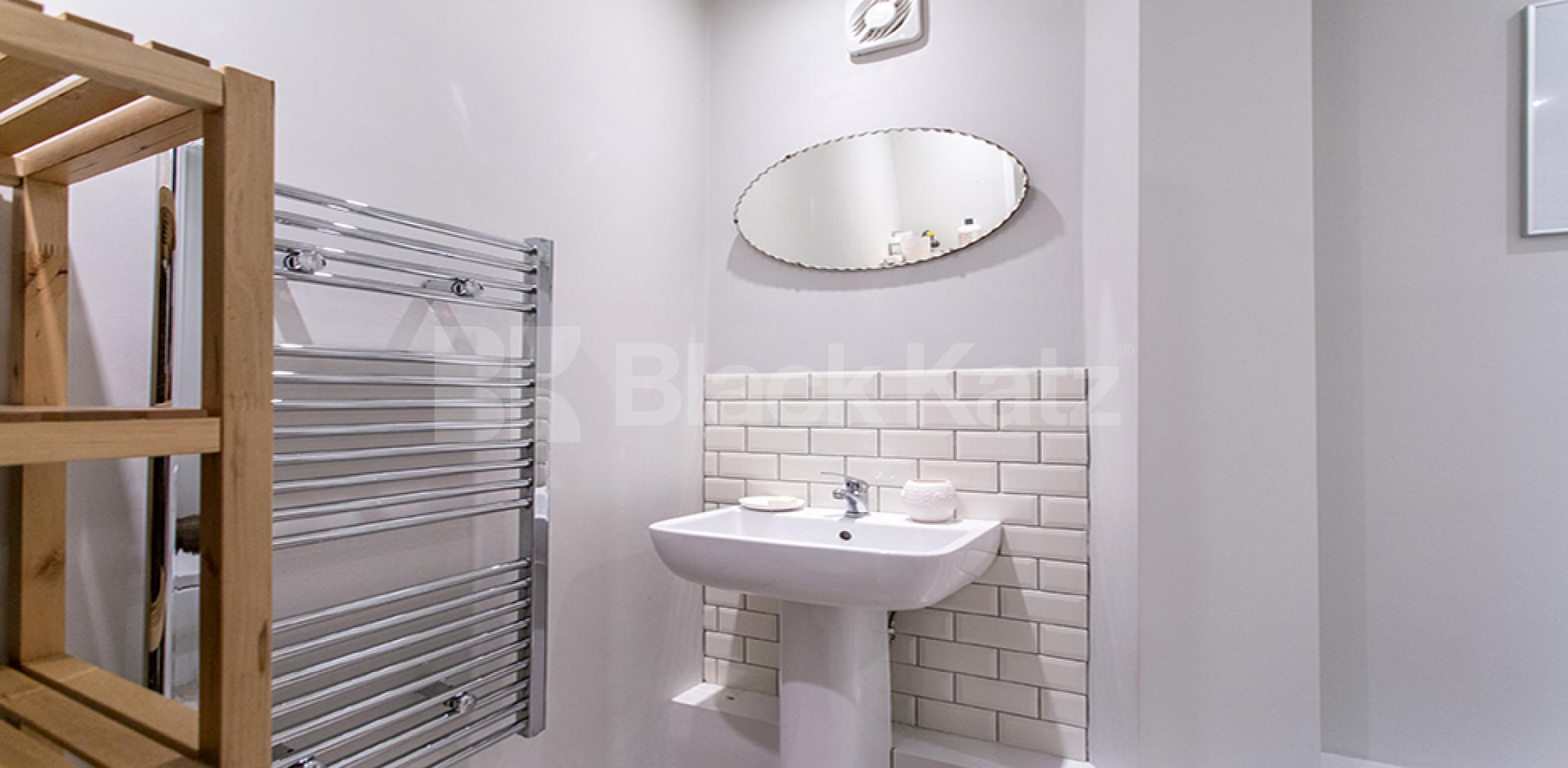 			1 Bedroom, 1 bath, 1 reception Flat			 Stoke Newington High Street  , STOKE NEWINGTON 